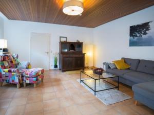 a living room with a couch and a table at Ferienwohnung auf dem Kore in Kirkel