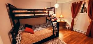 Divstāvu gulta vai divstāvu gultas numurā naktsmītnē Amazing 3-bedroom entire Chalet-Sauna+lakeview+Spa+BBQ(Best place to relax)