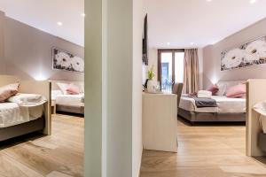 sypialnia z 2 łóżkami i pokój z 2 łóżkami w obiekcie Hotel Centre Reus w mieście Reus