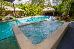 Swimming pool sa o malapit sa Sandcastles 1770 Motel & Resort