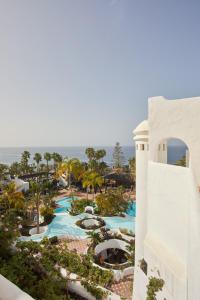 Vista sulla piscina di Dreams Jardin Tropical Resort & Spa o su una piscina nei dintorni