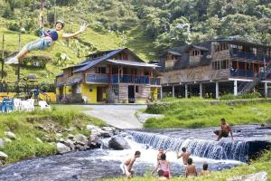 grupa ludzi bawiących się w rzece z osobą skaczącą w obiekcie Villa Natalia Finca, 30 personas, jacuzzi 10 minutos de termales w mieście Santa Rosa de Cabal
