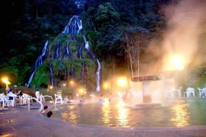 una fuente frente a un parque acuático por la noche en Villa Natalia Finca, 30 personas, jacuzzi 10 minutos de termales, en Santa Rosa de Cabal