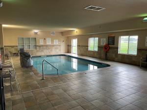 a large swimming pool in a building at La Quinta Inn & Suites by Wyndham Ankeny IA - Des Moines IA in Ankeny