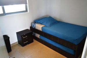Een bed of bedden in een kamer bij Apartamento en Rodadero Sur, Santa Marta