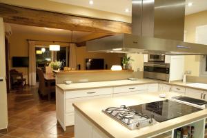O bucătărie sau chicinetă la Attractive Ibiza Villa Can Tierra 6 Bedrooms Phenomenal Country & Mountain Views Santa Gertrudis