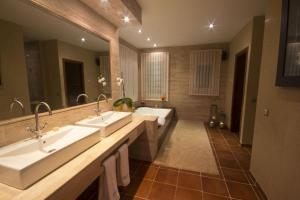 O baie la Attractive Ibiza Villa Can Tierra 6 Bedrooms Phenomenal Country & Mountain Views Santa Gertrudis +32 fotografii