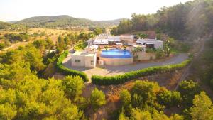 Piscina de la sau aproape de Attractive Ibiza Villa Can Tierra 6 Bedrooms Phenomenal Country & Mountain Views Santa Gertrudis