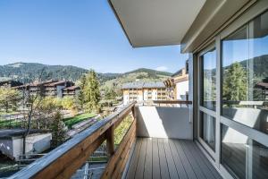 uma varanda com vista para as montanhas em Apartment Cortirion Megeve - by EMERALD STAY em Megève