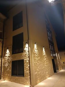 un edificio con luces de noche. en Casa La Picuda, en San Vicente de la Sonsierra