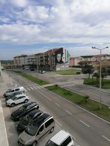 una calle con coches estacionados en un estacionamiento en Sea and Beach Apartamento en Vieira de Leiria