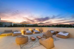 Posezení v ubytování Casa Vida Luxury Villa 6bd 7br sleeps up to 19 in Aldea Zama Tulum