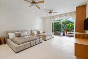 Posezení v ubytování Casa Vida Luxury Villa 6bd 7br sleeps up to 19 in Aldea Zama Tulum