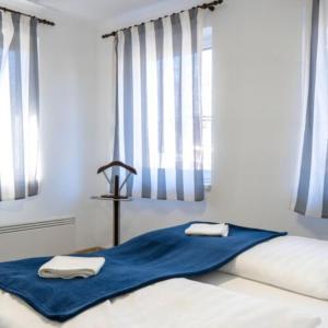um quarto com uma cama com duas toalhas em Fakapu Vendégház em Sárospatak