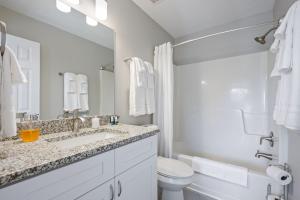 Koupelna v ubytování Plan A Trip To The Lake In This Open Air Cozy Home + 22 fotografií