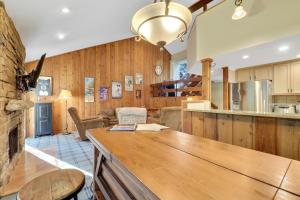 哈伯斯普林斯的住宿－Harbor Springs Retreat，厨房和带木墙的客厅