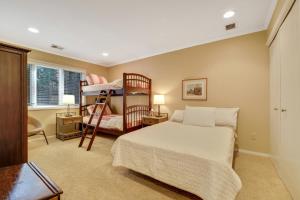 - une chambre avec un lit et des lits superposés dans l'établissement Harbor Springs Retreat, à Harbor Springs