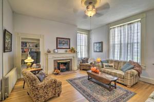 Φωτογραφία από το άλμπουμ του Historic West Virginia Home Built in 1854! σε Moorefield