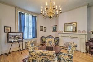 Φωτογραφία από το άλμπουμ του Historic West Virginia Home Built in 1854! σε Moorefield