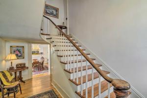 Φωτογραφία από το άλμπουμ του Historic West Virginia Home Built in 1854! σε Moorefield +25 φωτογραφίες