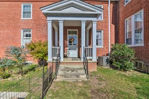 uma casa de tijolos com um alpendre e uma porta em Historic West Virginia Home Built in 1854! 