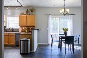 une cuisine avec une table et des chaises ainsi qu'une salle à manger dans l'établissement Stay In This Chic Townhome Near Olde Rope Mill, à Woodstock