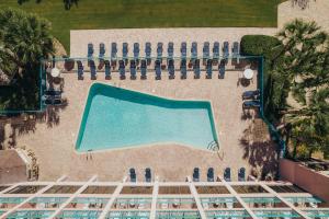 una vista aérea de una piscina en un complejo en Sandcastle Oceanfront Resort South Beach, en Myrtle Beach