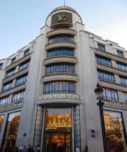 um edifício com um relógio em cima em Studio Élysées em Paris