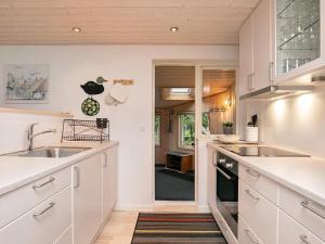 A cozinha ou cozinha compacta de Holiday home Højslev XVI