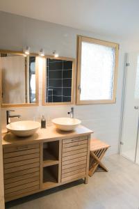 twee wastafels op een aanrecht in een badkamer bij Homgaïa chambres d'hôtes in Clisson