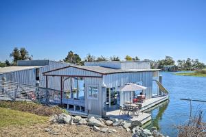 una casa en un muelle junto al agua en Bethel Island Retreat with Private Boat Slip!, 