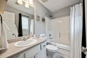 ein Badezimmer mit Waschbecken, Toilette und Dusche in der Unterkunft Fenced BKYD & Firepit 1 Mile To Lakepoint Sports in Emerson + 16 Fotos