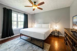 ein Schlafzimmer mit einem Bett und einem Deckenventilator in der Unterkunft Fenced BKYD & Firepit 1 Mile To Lakepoint Sports in Emerson