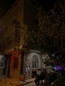 a motorcycle parked outside of a building at night at Hôtel Restaurant Ali in Midelt