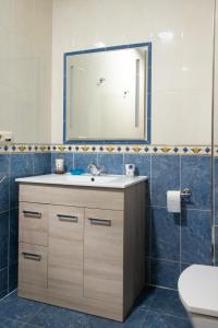 a bathroom with a sink and a mirror at Cerca del puerto deportivo y de la playa in Cangas de Morrazo +22 photos