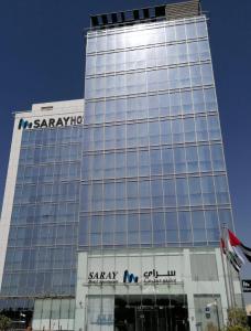 Saray Deluxe Hotel Apartments في أبوظبي: مبنى عليه لافته