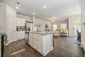 Η κουζίνα ή μικρή κουζίνα στο Stylish & Modern 3BR Home Near Chattahoochee River