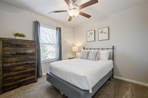 Ένα ή περισσότερα κρεβάτια σε δωμάτιο στο Stylish & Modern 3BR Home Near Chattahoochee River