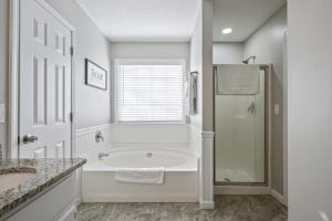 Ένα μπάνιο στο Embrace The Outdoors In This Modern Rydal Setting +26 φωτογραφίες
