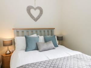 een slaapkamer met een bed met een hart aan de muur bij Partridge Place in Hull