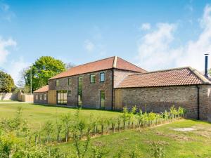 een oud bakstenen gebouw met een tuin ervoor bij Partridge Place in Hull