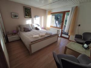 Un pat sau paturi într-o cameră la Hiša Jezersko