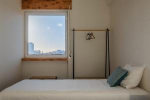 Llit o llits en una habitació de Sky Apartment