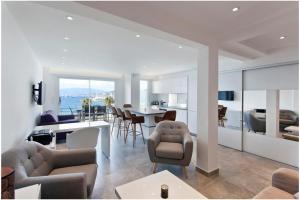 Televízia a/alebo spoločenská miestnosť v ubytovaní REF 1229 - Cannes Croisette - Sea view apartment for rent