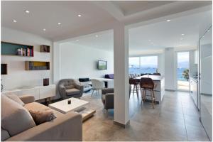Posedenie v ubytovaní REF 1229 - Cannes Croisette - Sea view apartment for rent