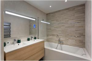 Kúpeľňa v ubytovaní REF 1229 - Cannes Croisette - Sea view apartment for rent