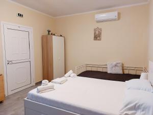 mały pokój z 2 łóżkami i lodówką w obiekcie George studios 1 w mieście Ýpsos