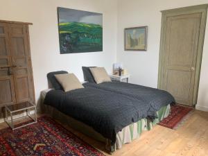 a bedroom with a large bed in a room at La petite maison in Crépy-en-Valois