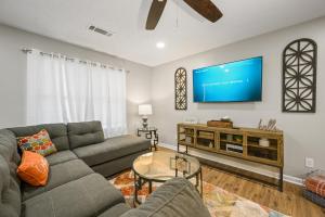 Afbeelding uit fotogalerij van Disconnect From The City In This Outdoorsy Getaway in White +51 foto's