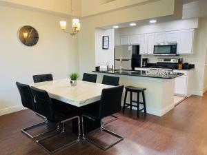 Nhà bếp/bếp nhỏ tại Luxury • Modern • CLOSE2DISNEY • 3bed • 2bath